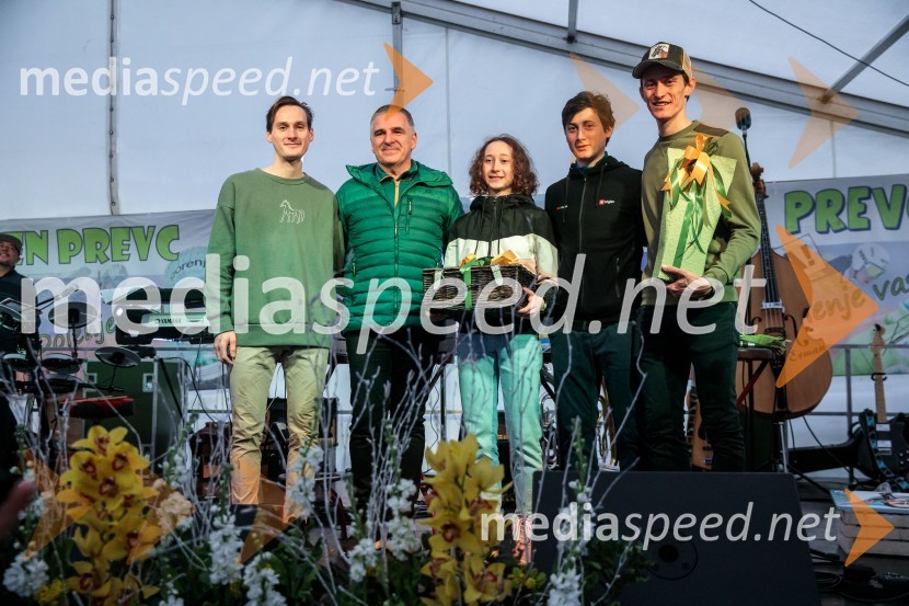  Domen Prevc, smučarski skakalec;  Marko Lotrič, predsednik, Državni svet;  Nika  Prevc, smučarska skakalka;  Cene Prevc, nekdanji smučarski skakalec;  Peter  Prevc, smučarski skakalecSprejem smučarskih skakalcev Prevc v rodni Dolenji vas