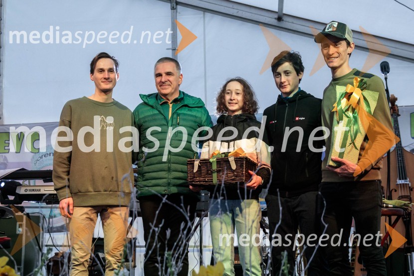  Domen Prevc, smučarski skakalec;  Marko Lotrič, predsednik, Državni svet;  Nika  Prevc, smučarska skakalka;  Cene Prevc, nekdanji smučarski skakalec;  Peter  Prevc, smučarski skakalecSprejem smučarskih skakalcev Prevc v rodni Dolenji vas