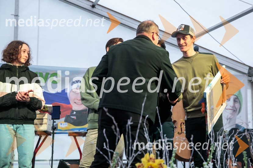  ... ;  Peter  Prevc, smučarski skakalecSprejem smučarskih skakalcev Prevc v rodni Dolenji vas