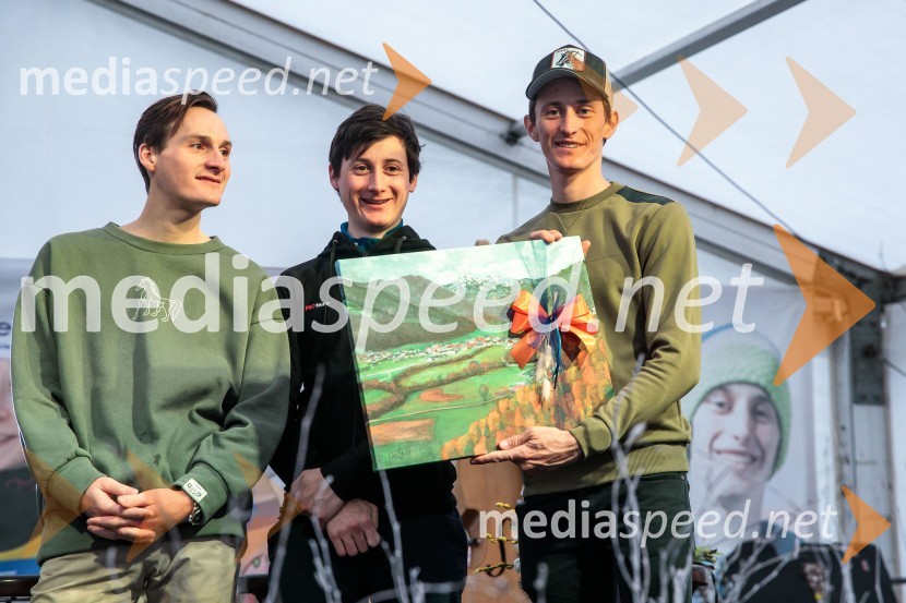  Domen Prevc, smučarski skakalec;  Cene Prevc, nekdanji smučarski skakalec;  Peter  Prevc, smučarski skakalecSprejem smučarskih skakalcev Prevc v rodni Dolenji vas