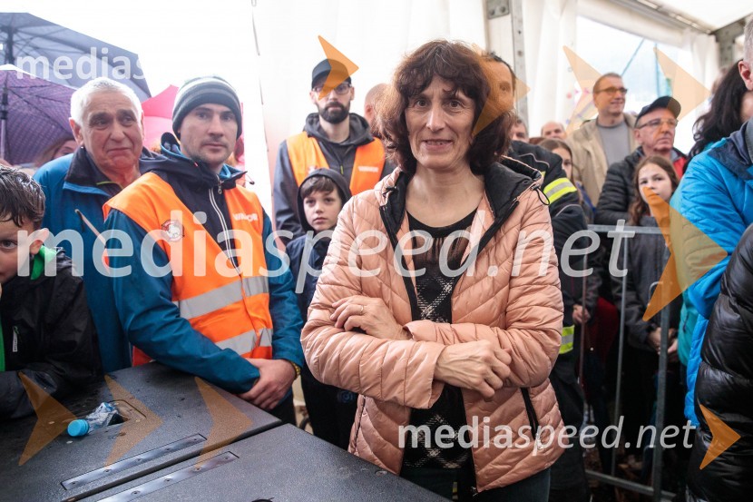  Julijana  Prevc, mama Petra PrevcaSprejem smučarskih skakalcev Prevc v rodni Dolenji vas