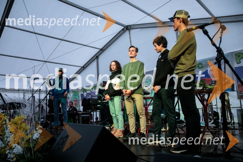  Nika  Prevc, smučarska skakalka;  Domen Prevc, smučarski skakalec;  Cene Prevc, nekdanji smučarski skakalec;  Peter  Prevc, smučarski skakalecSprejem smučarskih skakalcev Prevc v rodni Dolenji vas