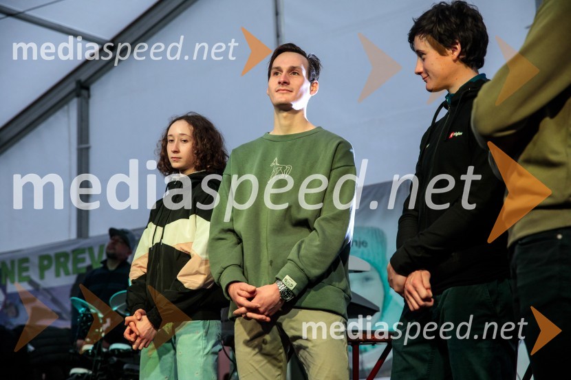  Nika  Prevc, smučarska skakalka;  Domen Prevc, smučarski skakalecSprejem smučarskih skakalcev Prevc v rodni Dolenji vas