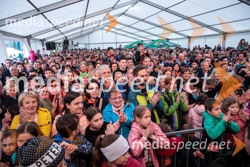 Sprejem smučarskih skakalcev Prevc v rodni Dolenji vas
