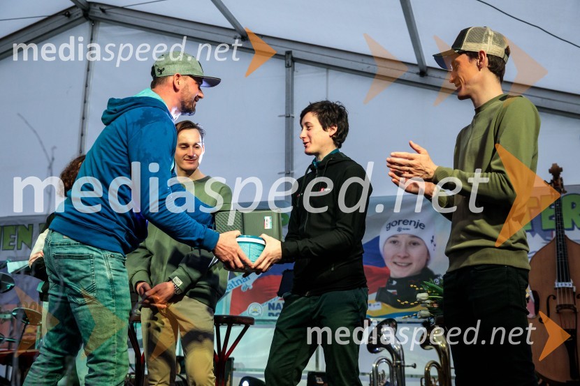  ... ;  Cene Prevc, nekdanji smučarski skakalec;  Peter  Prevc, smučarski skakalecSprejem smučarskih skakalcev Prevc v rodni Dolenji vas