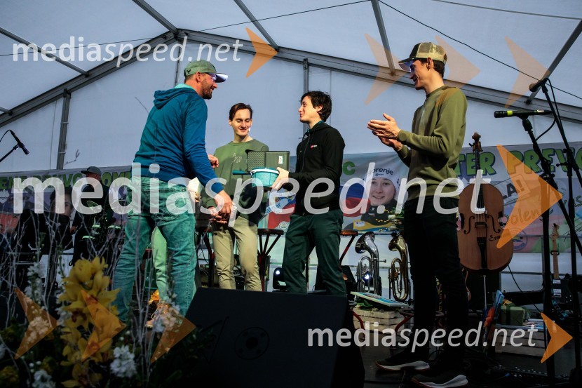  ... ;  Domen Prevc, smučarski skakalec;  Cene Prevc, nekdanji smučarski skakalec;  Peter  Prevc, smučarski skakalecSprejem smučarskih skakalcev Prevc v rodni Dolenji vas