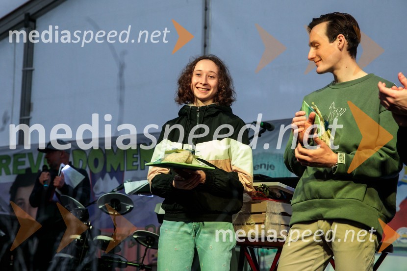  Nika  Prevc, smučarska skakalka;  Domen Prevc, smučarski skakalecSprejem smučarskih skakalcev Prevc v rodni Dolenji vas