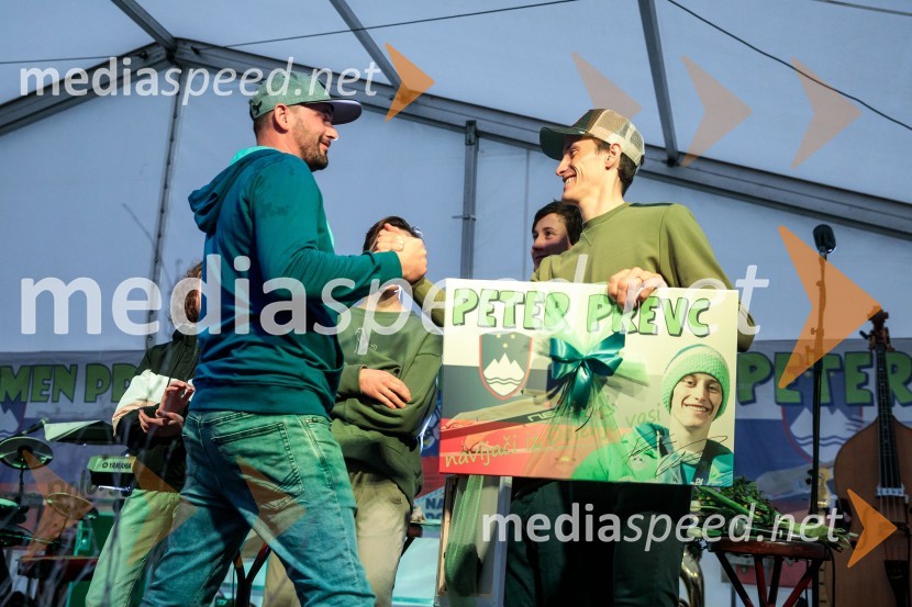  ... ;  Peter  Prevc, smučarski skakalecSprejem smučarskih skakalcev Prevc v rodni Dolenji vas