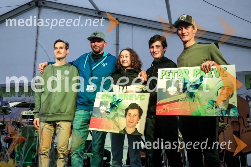  Domen Prevc, smučarski skakalec;  ... ;  Nika  Prevc, smučarska skakalka;  Cene Prevc, nekdanji smučarski skakalec;  Peter  Prevc, smučarski skakalecSprejem smučarskih skakalcev Prevc v rodni Dolenji vas