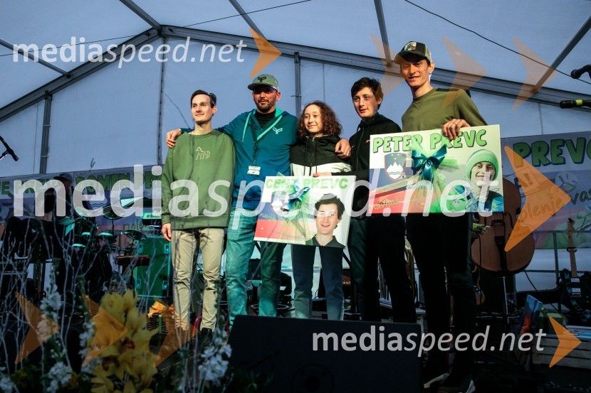  Domen Prevc, smučarski skakalec;  ... ;  Nika  Prevc, smučarska skakalka;  Cene Prevc, nekdanji smučarski skakalec;  Peter  Prevc, smučarski skakalecSprejem smučarskih skakalcev Prevc v rodni Dolenji vas