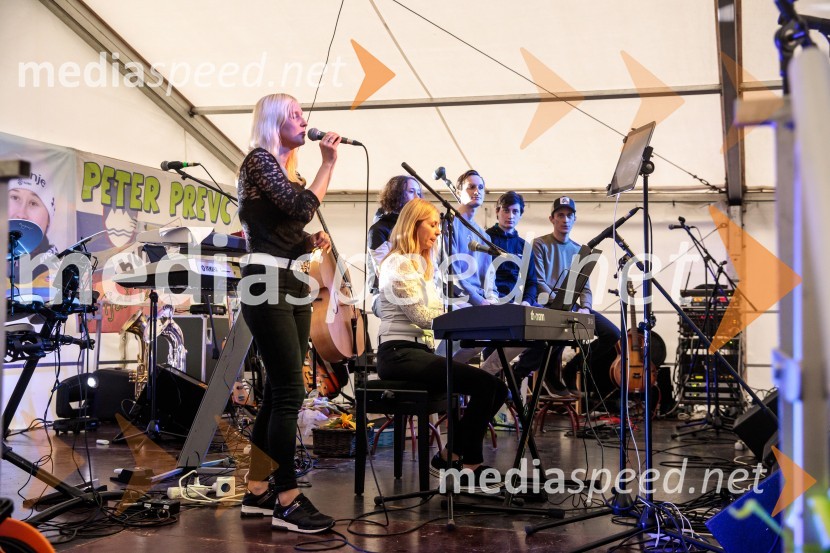 Sprejem smučarskih skakalcev Prevc v rodni Dolenji vas