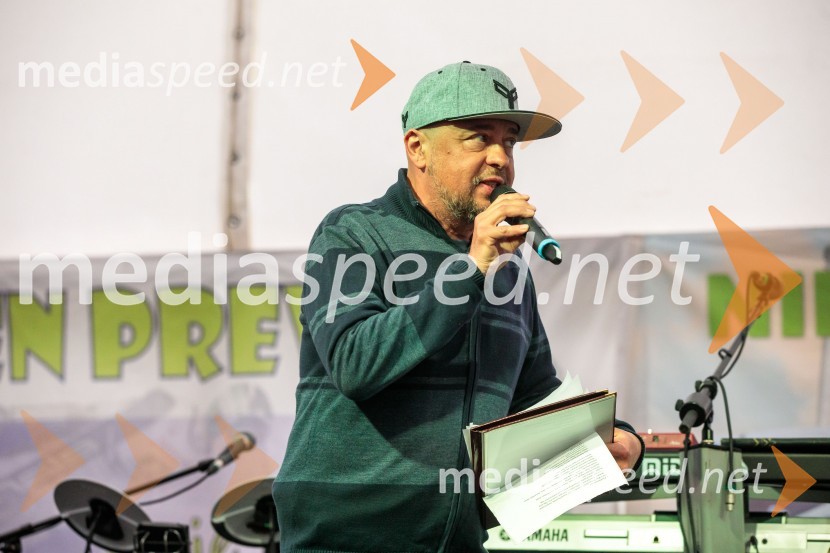  Bojan Makovec, povezovalec programaSprejem smučarskih skakalcev Prevc v rodni Dolenji vas