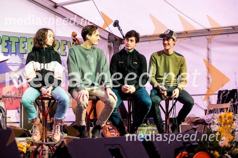  Nika  Prevc, smučarska skakalka;  Domen Prevc, smučarski skakalec;  Cene Prevc, nekdanji smučarski skakalec;  Peter  Prevc, smučarski skakalecSprejem smučarskih skakalcev Prevc v rodni Dolenji vas