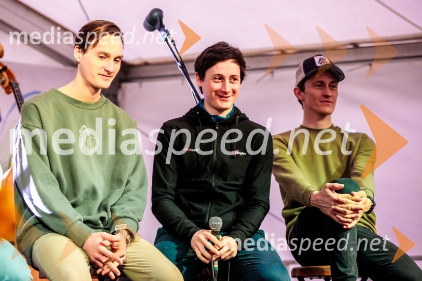  Domen Prevc, smučarski skakalec;  Cene Prevc, nekdanji smučarski skakalec;  Peter  Prevc, smučarski skakalecSprejem smučarskih skakalcev Prevc v rodni Dolenji vas