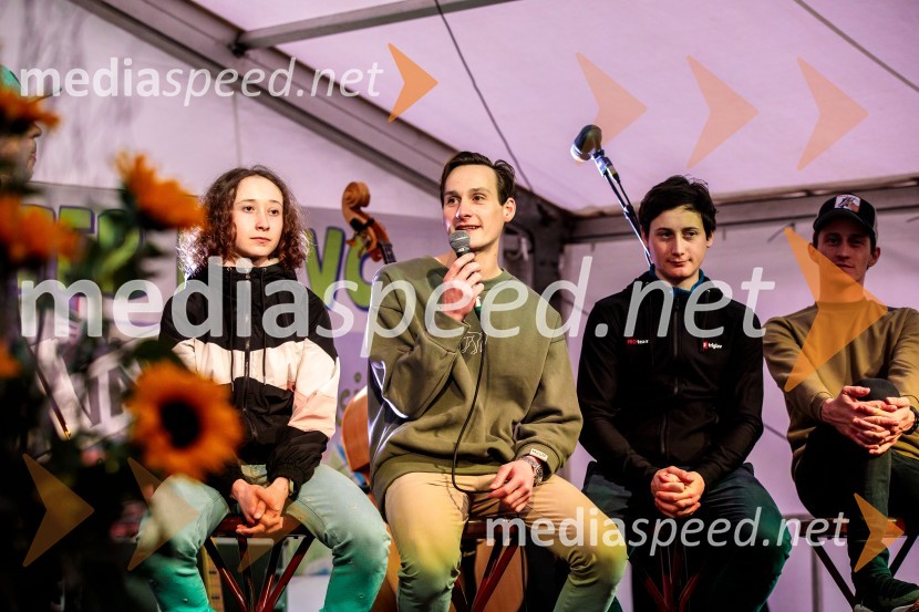  Nika  Prevc, smučarska skakalka;  Domen Prevc, smučarski skakalec;  Cene Prevc, nekdanji smučarski skakalecSprejem smučarskih skakalcev Prevc v rodni Dolenji vas