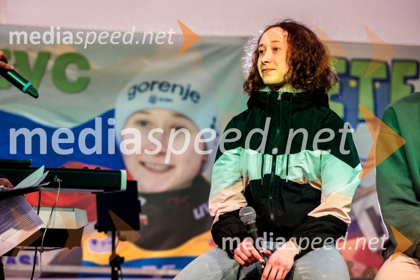  Nika  Prevc, smučarska skakalkaSprejem smučarskih skakalcev Prevc v rodni Dolenji vas