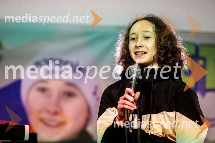  Nika  Prevc, smučarska skakalkaSprejem smučarskih skakalcev Prevc v rodni Dolenji vas