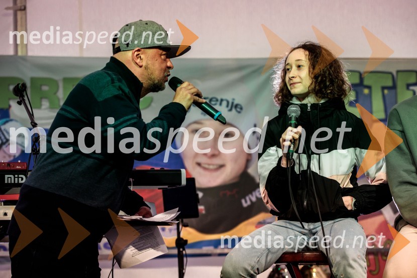 Bojan Makovec, povezovalec programa;  Nika  Prevc, smučarska skakalkaSprejem smučarskih skakalcev Prevc v rodni Dolenji vas