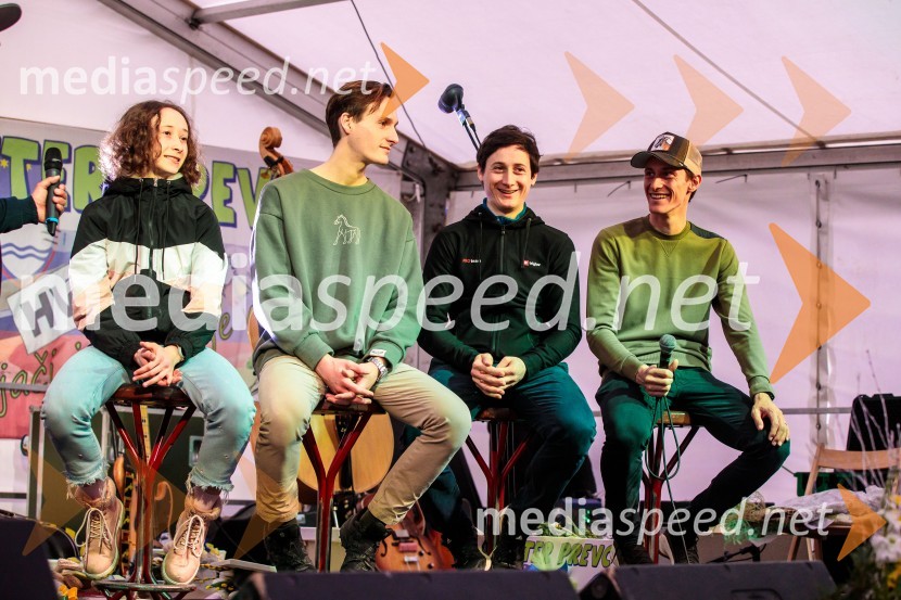  Nika  Prevc, smučarska skakalka;  Domen Prevc, smučarski skakalec;  Cene Prevc, nekdanji smučarski skakalec;  Peter  Prevc, smučarski skakalecSprejem smučarskih skakalcev Prevc v rodni Dolenji vas