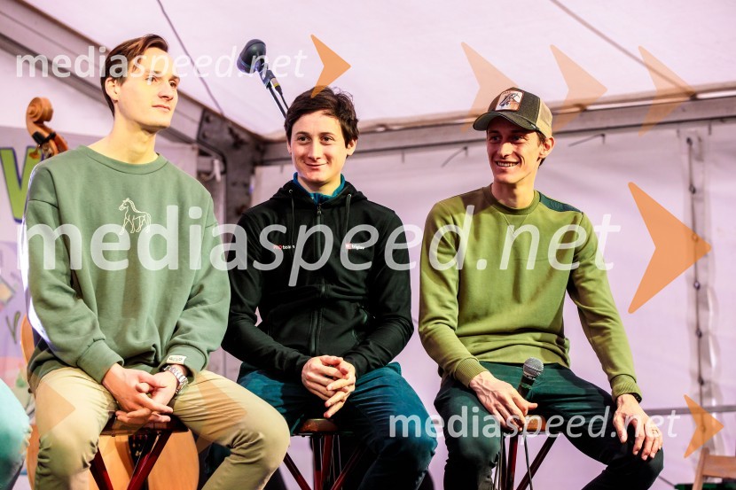  Domen Prevc, smučarski skakalec;  Cene Prevc, nekdanji smučarski skakalec;  Peter  Prevc, smučarski skakalecSprejem smučarskih skakalcev Prevc v rodni Dolenji vas