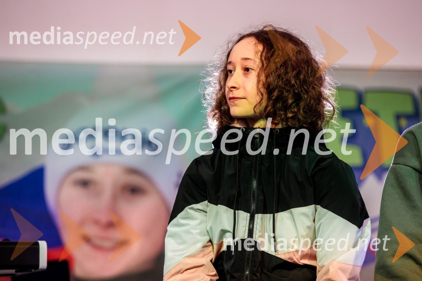  Nika  Prevc, smučarska skakalkaSprejem smučarskih skakalcev Prevc v rodni Dolenji vas