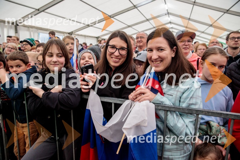 Sprejem smučarskih skakalcev Prevc v rodni Dolenji vas