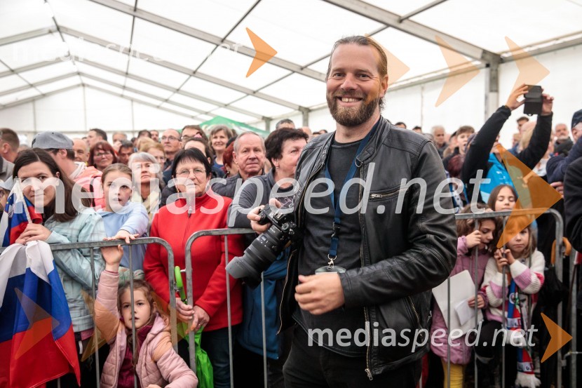  Andrej Tarfila, fotografSprejem smučarskih skakalcev Prevc v rodni Dolenji vas