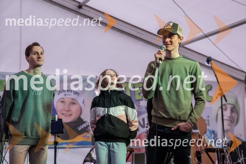  Domen Prevc, smučarski skakalec;  Nika  Prevc, smučarska skakalka;  Peter  Prevc, smučarski skakalecSprejem smučarskih skakalcev Prevc v rodni Dolenji vas