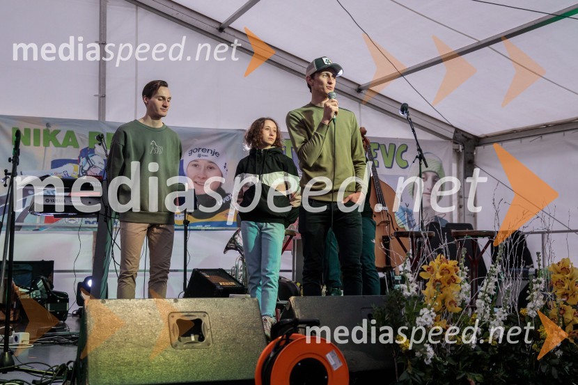  Domen Prevc, smučarski skakalec;  Nika  Prevc, smučarska skakalka;  Peter  Prevc, smučarski skakalecSprejem smučarskih skakalcev Prevc v rodni Dolenji vas