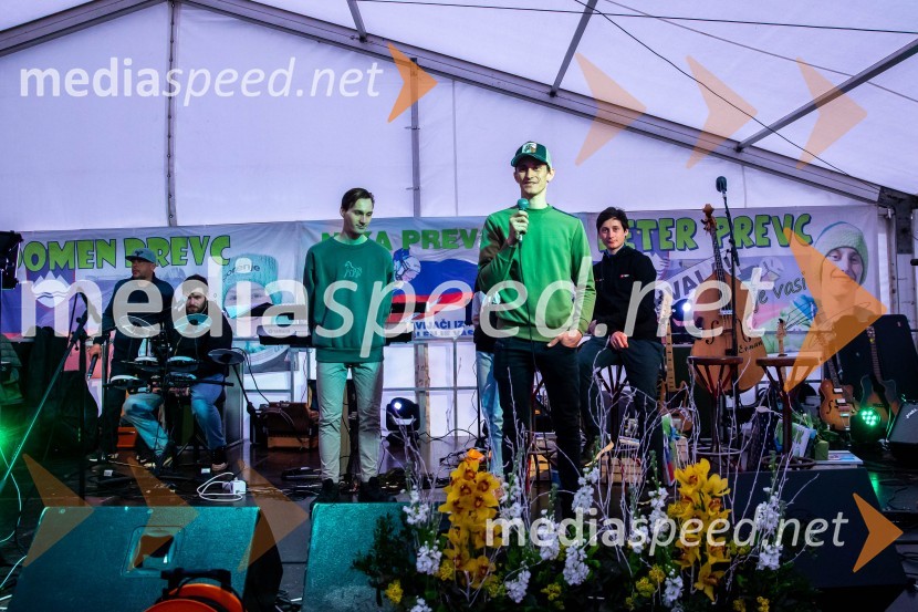  Peter  Prevc, smučarski skakalecSprejem smučarskih skakalcev Prevc v rodni Dolenji vas