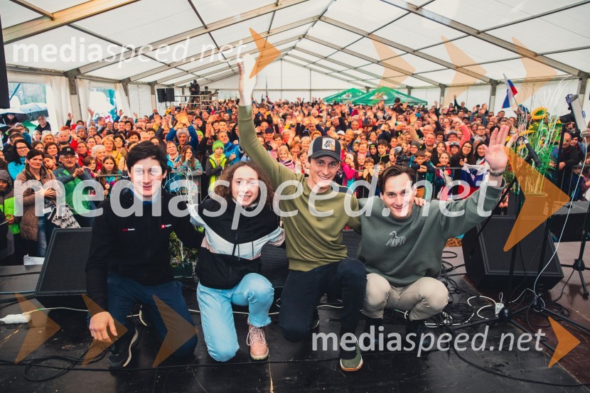  Cene Prevc, nekdanji smučarski skakalec;  Nika  Prevc, smučarska skakalka;  Peter  Prevc, smučarski skakalec;  Domen Prevc, smučarski skakalecSprejem smučarskih skakalcev Prevc v rodni Dolenji vas