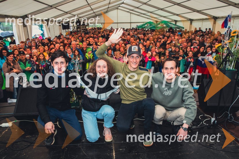  Cene Prevc, nekdanji smučarski skakalec;  Nika  Prevc, smučarska skakalka;  Peter  Prevc, smučarski skakalec;  Domen Prevc, smučarski skakalecSprejem smučarskih skakalcev Prevc v rodni Dolenji vas