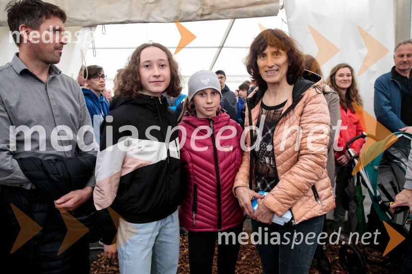  Nika  Prevc, smučarska skakalka;  Ema Prevc;  Julijana  Prevc, mama Petra PrevcaSprejem smučarskih skakalcev Prevc v rodni Dolenji vas