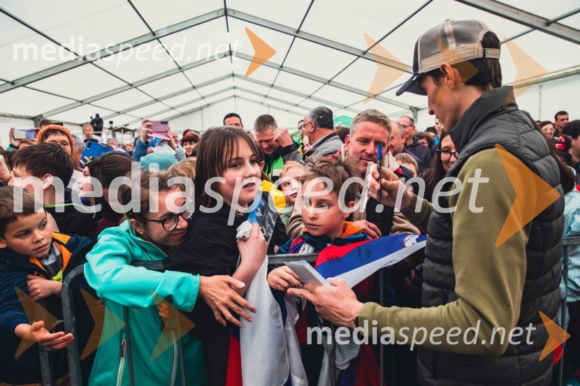  Peter  Prevc, smučarski skakalecSprejem smučarskih skakalcev Prevc v rodni Dolenji vas