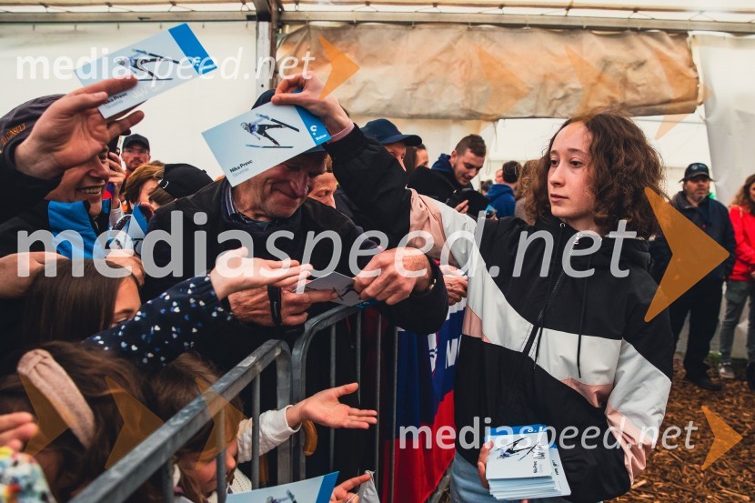  Nika  Prevc, smučarska skakalkaSprejem smučarskih skakalcev Prevc v rodni Dolenji vas