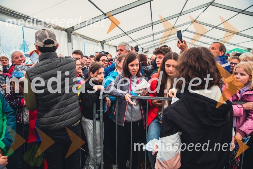  Peter  Prevc, smučarski skakalec;  Nika  Prevc, smučarska skakalkaSprejem smučarskih skakalcev Prevc v rodni Dolenji vas