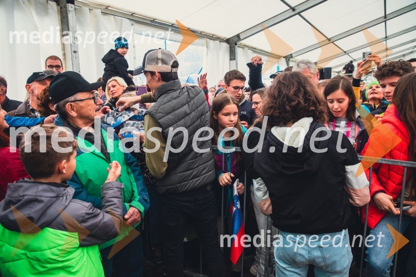 Sprejem smučarskih skakalcev Prevc v rodni Dolenji vas