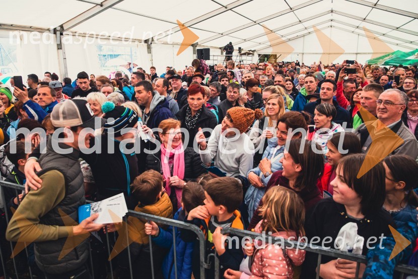 Sprejem smučarskih skakalcev Prevc v rodni Dolenji vas