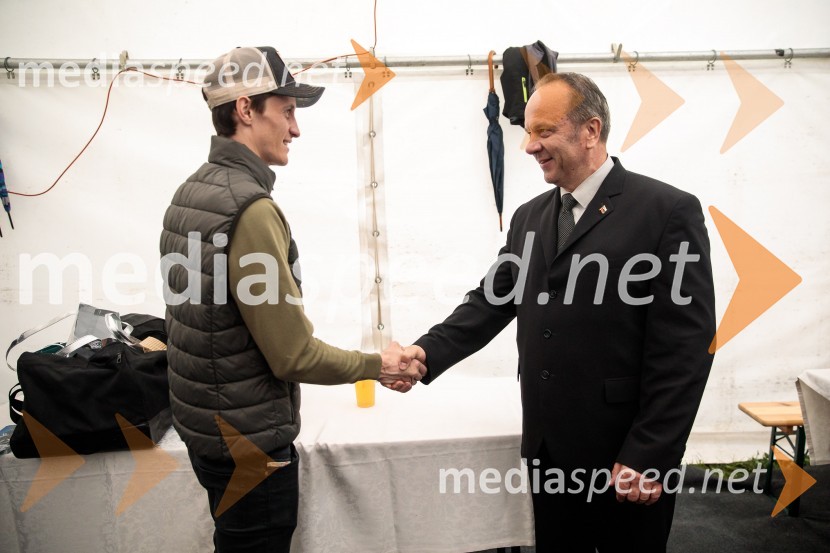  Peter  Prevc, smučarski skakalec;  ... Sprejem smučarskih skakalcev Prevc v rodni Dolenji vas