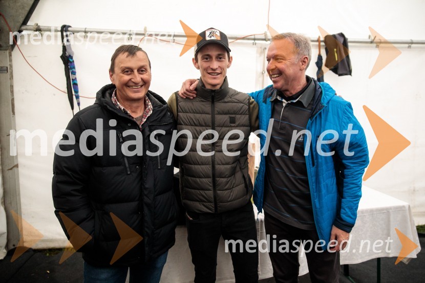  Božidar- Dare Prevc, oče Petra Prevca;  Peter  Prevc, smučarski skakalec;  ... Sprejem smučarskih skakalcev Prevc v rodni Dolenji vas