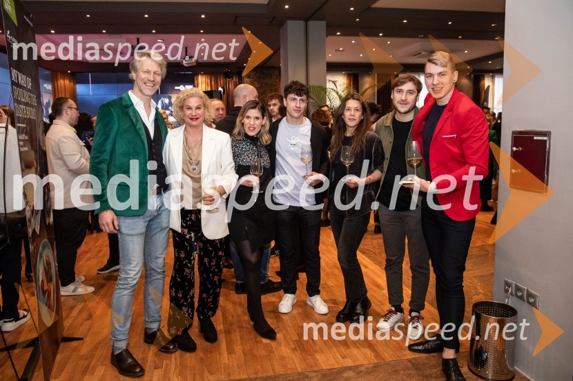  Urban Stojan Roš;  Ana Roš Stojan, kuharska mojstrica in najboljša chefinja na svetu po izboru akademije The World's 50 Best Restaurants ter direktorica Hiše Franko;  ... ;  ... ;  ... ;  ... ;  ... Gault&Millau 2024, gala podelitev priznanj