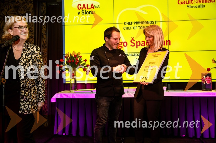  Mira Šemić, direktorica, Gault&Millau Slovenija;  Ago Špacapan, Špacapanova hiša, Komen; mag. Maja Pak Olaj, direktorica, Slovenska turistična organizacijaGault&Millau 2024, gala podelitev priznanj