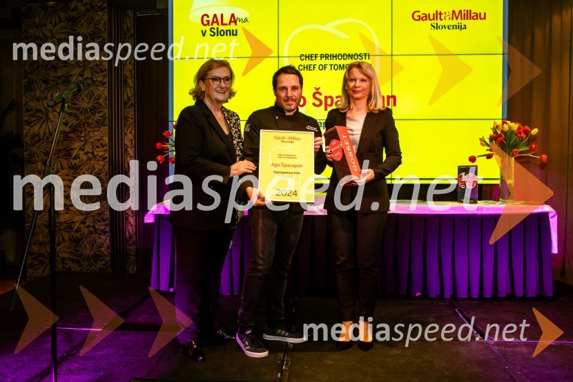  Mira Šemić, direktorica, Gault&Millau Slovenija;  Ago Špacapan, Špacapanova hiša, Komen; mag. Maja Pak Olaj, direktorica, Slovenska turistična organizacijaGault&Millau 2024, gala podelitev priznanj