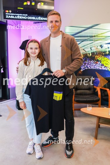  Zala Mertelj;  Aleš Mertelj, nekdanji nogometaš, NK MariborEkskluzivna predstavitev zbirateljske kolekcije oblačil, ustvarjene iz ikoničnih nogometnih dresov