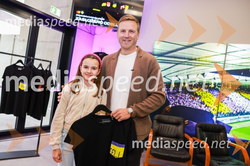  Zala Mertelj;  Aleš Mertelj, nekdanji nogometaš, NK MariborEkskluzivna predstavitev zbirateljske kolekcije oblačil, ustvarjene iz ikoničnih nogometnih dresov