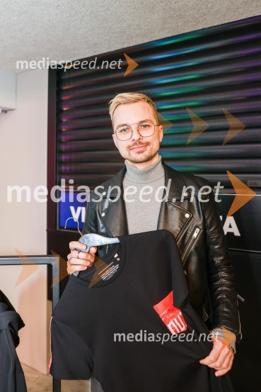  David Hojnik, modni oblikovalec DH fashionEkskluzivna predstavitev zbirateljske kolekcije oblačil, ustvarjene iz ikoničnih nogometnih dresov