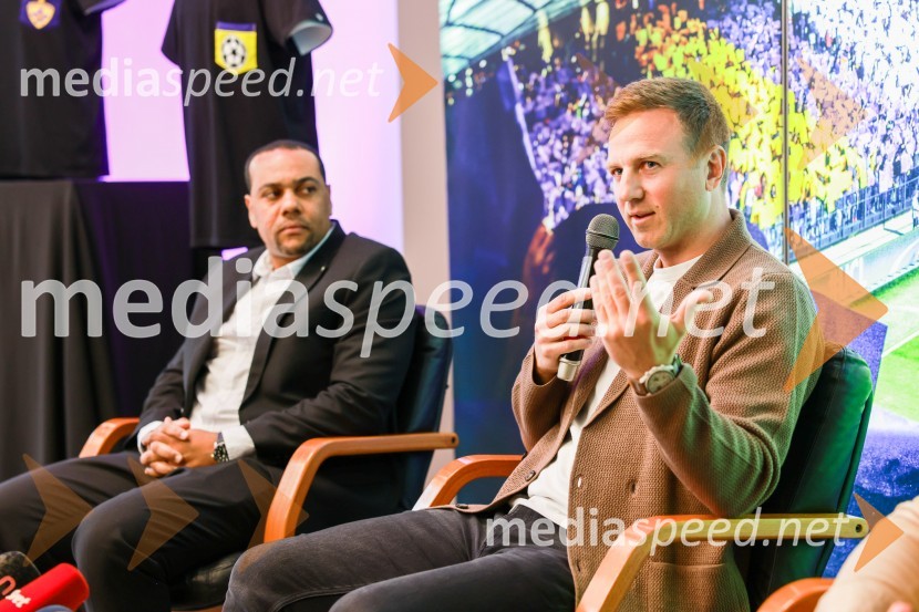  Marcos  Tavares, nekdanji nogometaš, NK Maribor;  Aleš Mertelj, nekdanji nogometaš, NK MariborEkskluzivna predstavitev zbirateljske kolekcije oblačil, ustvarjene iz ikoničnih nogometnih dresov