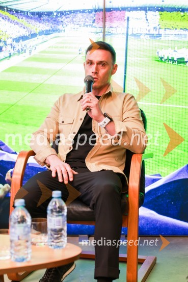  Aleš Mejač, nekdanji nogometaš, NK MariborEkskluzivna predstavitev zbirateljske kolekcije oblačil, ustvarjene iz ikoničnih nogometnih dresov