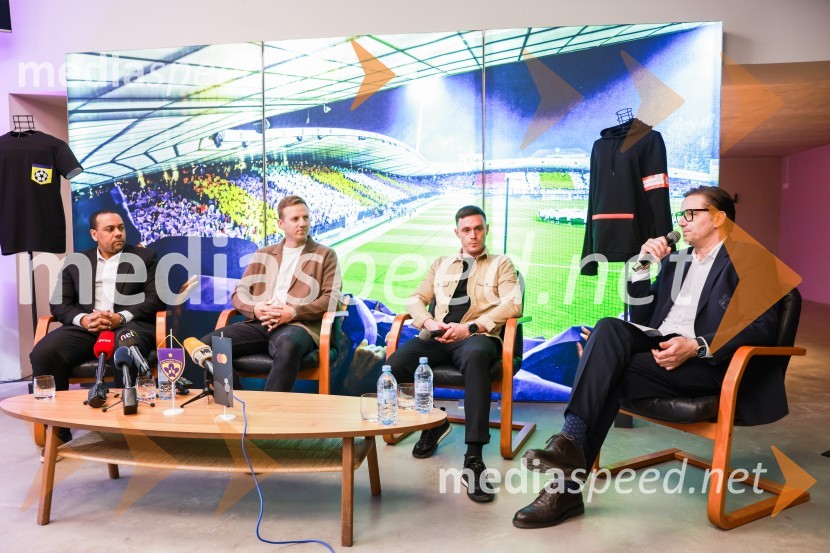  Marcos  Tavares, nekdanji nogometaš, NK Maribor;  Aleš Mertelj, nekdanji nogometaš, NK Maribor;  Aleš Mejač, nekdanji nogometaš, NK Maribor;  Stipe Jerić, direktor MariboxEkskluzivna predstavitev zbirateljske kolekcije oblačil, ustvarjene iz ikoničnih nogometnih dresov