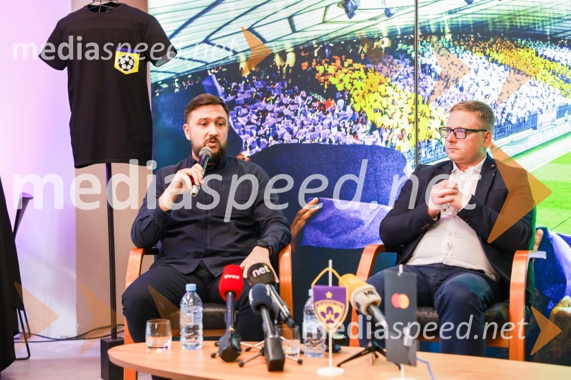  Goran Radinovič, direktor, agencija Aritmija;  Aleš Petejan, direktor marketinga, MastercardEkskluzivna predstavitev zbirateljske kolekcije oblačil, ustvarjene iz ikoničnih nogometnih dresov